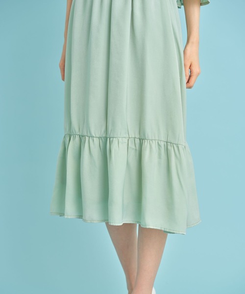 tocco closet（トッコ　クローゼット）の「りぼん＆くるみ釦付き袖口フレアティアードサテンワンピース（ワンピース・レディース・ミント/グレイッシュベージュ・M）」の9枚目の写真