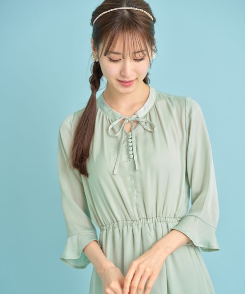 tocco closet（トッコ　クローゼット）の「りぼん＆くるみ釦付き袖口フレアティアードサテンワンピース（ワンピース・レディース・ミント/グレイッシュベージュ・M）」の4枚目の写真