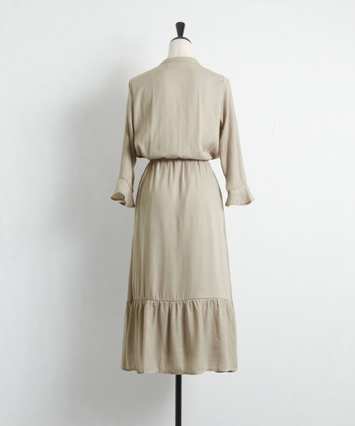 tocco closet（トッコ　クローゼット）の「りぼん＆くるみ釦付き袖口フレアティアードサテンワンピース（ワンピース・レディース・ミント/グレイッシュベージュ・M）」の16枚目の写真