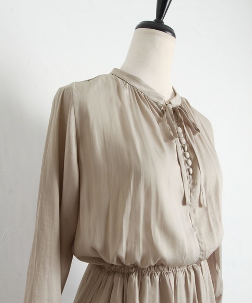 tocco closet（トッコ　クローゼット）の「りぼん＆くるみ釦付き袖口フレアティアードサテンワンピース（ワンピース・レディース・ミント/グレイッシュベージュ・M）」の14枚目の写真