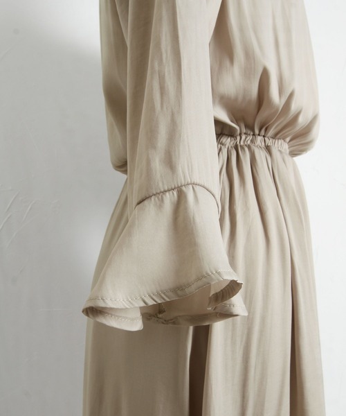 tocco closet（トッコ　クローゼット）の「りぼん＆くるみ釦付き袖口フレアティアードサテンワンピース（ワンピース・レディース・ミント/グレイッシュベージュ・M）」の12枚目の写真