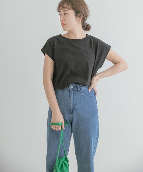 ITEMS URBANRESEARCH（アイテムズ アーバンリサーチ）の「クルーネックノースリーブTシャツ（Tシャツ/カットソー・レディース・グリーン/マスタード/ホワイト/ブラック・FREE）」の3枚目の写真