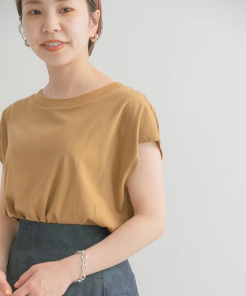 ITEMS URBANRESEARCH（アイテムズ アーバンリサーチ）の「クルーネックノースリーブTシャツ（Tシャツ/カットソー・レディース・グリーン/マスタード/ホワイト/ブラック・FREE）」の5枚目の写真