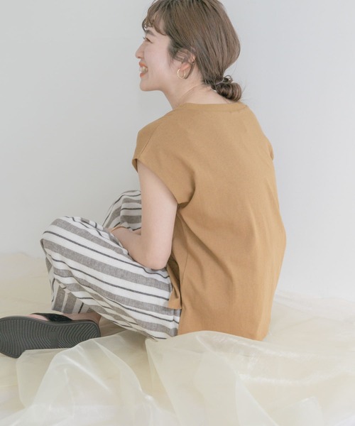 ITEMS URBANRESEARCH（アイテムズ アーバンリサーチ）の「クルーネックノースリーブTシャツ（Tシャツ/カットソー・レディース・グリーン/マスタード/ホワイト/ブラック・FREE）」の14枚目の写真