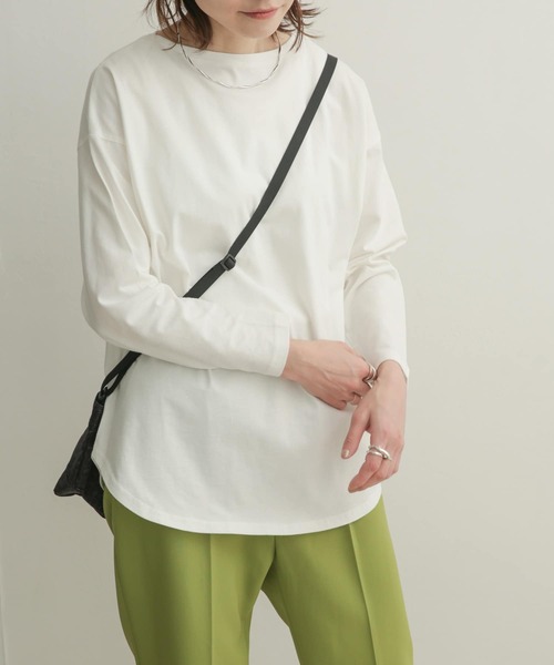 URBAN RESEARCH DOORS（アーバンリサーチドアーズ）の「ルーズボートネックロングTシャツ（Tシャツ/カットソー・レディース・オフホワイト/ライトカーキ/ベージュ系その他・1）」の2枚目の写真