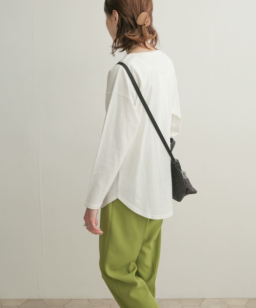 URBAN RESEARCH DOORS（アーバンリサーチドアーズ）の「ルーズボートネックロングTシャツ（Tシャツ/カットソー・レディース・オフホワイト/ライトカーキ/ベージュ系その他・1）」の9枚目の写真