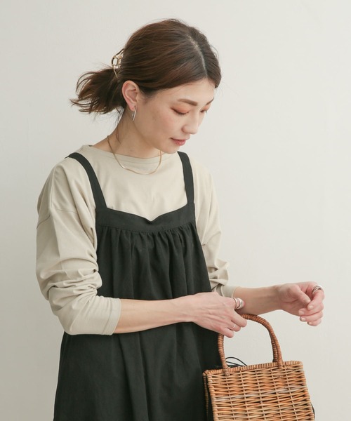 URBAN RESEARCH DOORS（アーバンリサーチドアーズ）の「ルーズボートネックロングTシャツ（Tシャツ/カットソー・レディース・オフホワイト/ライトカーキ/ベージュ系その他・1）」の14枚目の写真