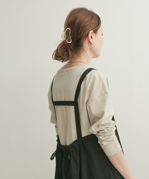 URBAN RESEARCH DOORS（アーバンリサーチドアーズ）の「ルーズボートネックロングTシャツ（Tシャツ/カットソー・レディース・オフホワイト/ライトカーキ/ベージュ系その他・1）」の16枚目の写真