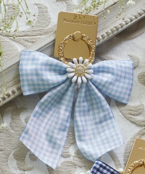 Maison de FLEUR(メゾンドフルール)の「EC限定フラワービジューギンガムスマホリング(スマホグッズ・レディース・ベージュ/ネイビー/サックスブルー・FREE)」の3枚目の写真