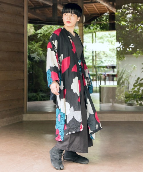 カヤ(カヤ)の「【カヤ】ジャポネズリ 銘仙牡丹UV羽織(カーディガン/ボレロ・レディース・ライトグレー/ネイビー/スミクロ・FREE)」の2枚目の写真