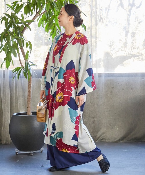 カヤ(カヤ)の「【カヤ】ジャポネズリ 銘仙牡丹UV羽織(カーディガン/ボレロ・レディース・ライトグレー/ネイビー/スミクロ・FREE)」の11枚目の写真