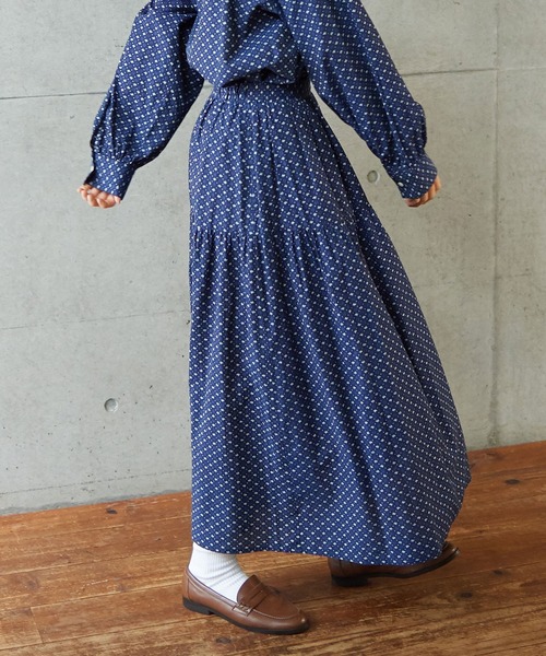 PAR ICI(パーリッシィ)の「シャンブレー小花柄プリント ティアードスカート (セットアップ対応)(スカート・レディース・ネイビー・FREE)」の2枚目の写真