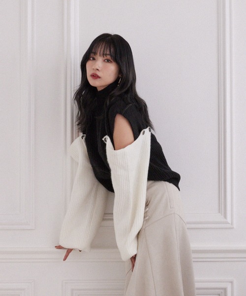ANDGEEBEE（アンジービー）の「ハイネックオープンショルダーニット（ニット/セーター・レディース・ブラック×ホワイト/ライトカーキ・MEDIUM）」の6枚目の写真
