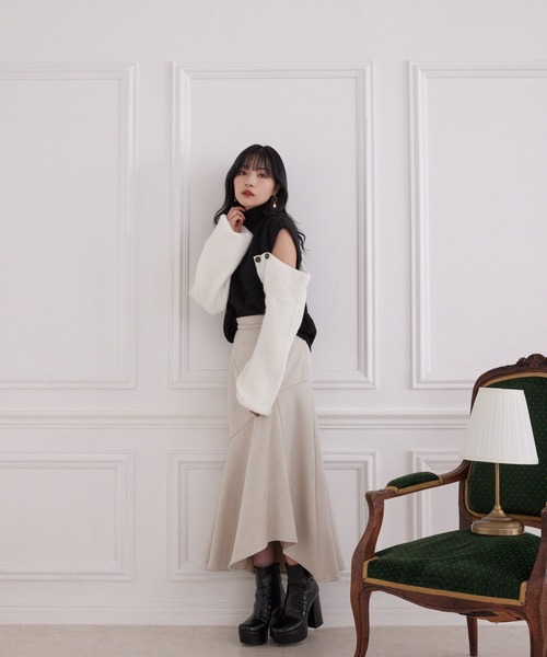 ANDGEEBEE（アンジービー）の「ハイネックオープンショルダーニット（ニット/セーター・レディース・ブラック×ホワイト/ライトカーキ・MEDIUM）」の4枚目の写真