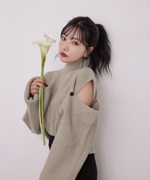 ANDGEEBEE（アンジービー）の「ハイネックオープンショルダーニット（ニット/セーター・レディース・ブラック×ホワイト/ライトカーキ・MEDIUM）」の5枚目の写真