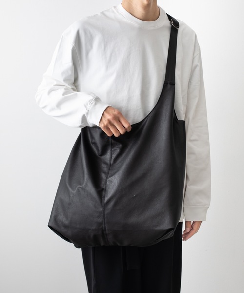 ATTACHMENT（アタッチメント）の「シンセティックレザー ショルダーショッピングバッグ /  SYNTHETIC SHOULDER SHOPPING BAG（ショルダーバッグ・メンズ・ブラック・FREE）」の14枚目の写真