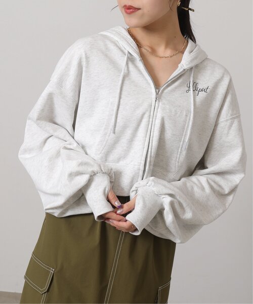 RAY CASSIN（レイカズン）の「ショート丈刺繍スウェットパーカー  