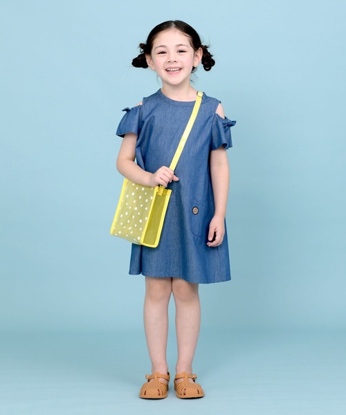 trois lapins kp（トロワラパンケーピー）の「肩開きデザイン デニムワンピース(110～130cm)（ワンピース・キッズ・ネイビー・110cm/120cm/130cm）」の2枚目の写真