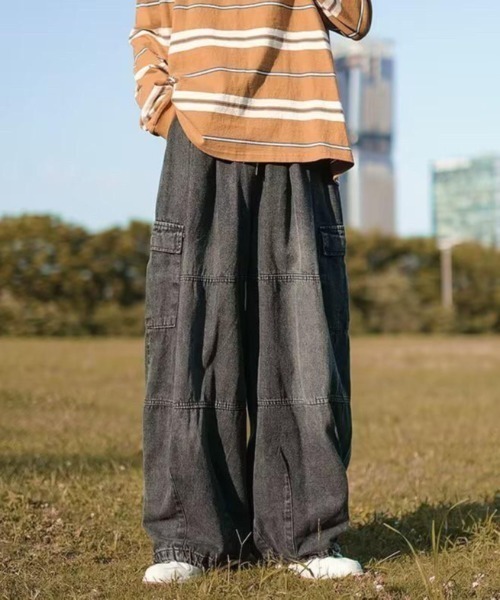 VIBGYOR(ヴィブジョー)の「【バーレスク】ワイドデニムカーゴパンツ(BQ)(カーゴパンツ・メンズ・ブルー/ブラック・LARGE/MEDIUM/X-LARGE)」の2枚目の写真
