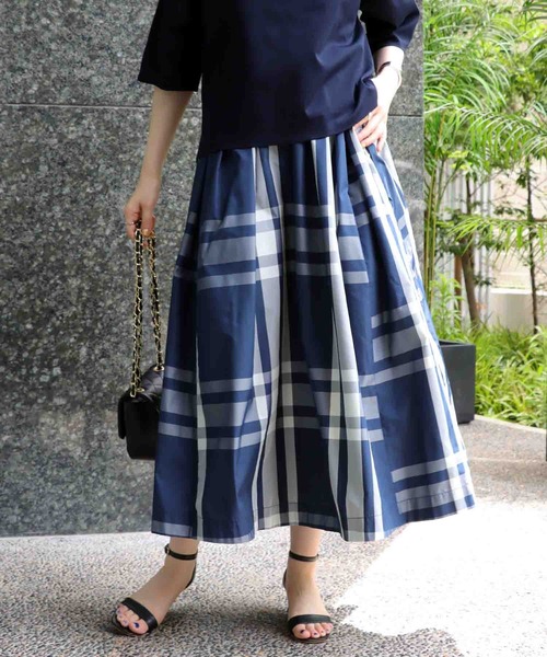 Jines（ジネス）の「チェック柄・メモリー素材フレアースカート（スカート・レディース・レッド系/オレンジ系/ブラック系/ブルー系/ネイビー/パープル系/ホワイト/レッド系その他・38）」の3枚目の写真