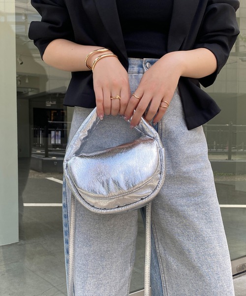 CAPRICIEUX LE'MAGE（カプリシューレマージュ）の「パフハーフムーンバッグ（ハンドバッグ・レディース・ベージュ/シルバー/ブラック・FREE）」の4枚目の写真