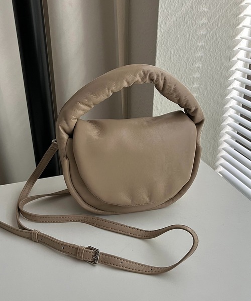 CAPRICIEUX LE'MAGE（カプリシューレマージュ）の「パフハーフムーンバッグ（ハンドバッグ・レディース・ベージュ/シルバー/ブラック・FREE）」の7枚目の写真