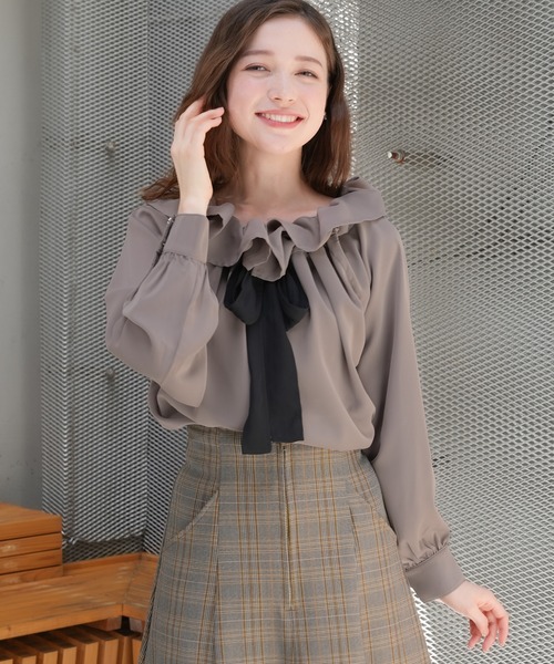 ASTORIA ODIER(アストリアオディール)の「配色リボンフリルギャザーブラウス(シャツ/ブラウス・レディース・アイボリー/グレイッシュベージュ/ピンクベージュ/ブラウン・MEDIUM)」の2枚目の写真