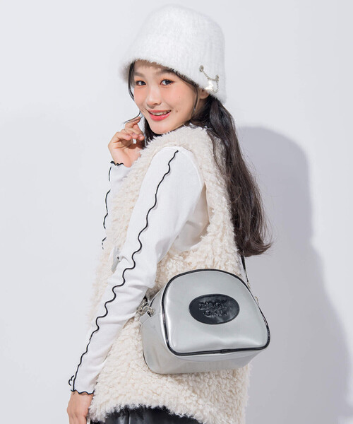 ZIDDY（ジディ）の「【 ニコ☆プチ 掲載 】蝶チャーム付きバケットハット（ハット・キッズ・オフホワイト/ブラック・FREE）」の3枚目の写真