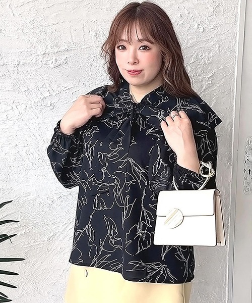 GOLDJAPAN(ゴールドジャパン)の「花柄フリルボウタイブラウス【大きいサイズ対応】(シャツ/ブラウス・レディース・ネイビー/ブラック/オフホワイト・4L/LL/3L/5L)」の3枚目の写真