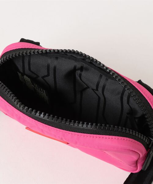 HUNTER（ハンター）の「ナイロン キーパー フォン ポーチ（ボディバッグ/ウエストポーチ・レディース・セージグリーン/マジェンタ/サックスブルー・ONE）」の6枚目の写真