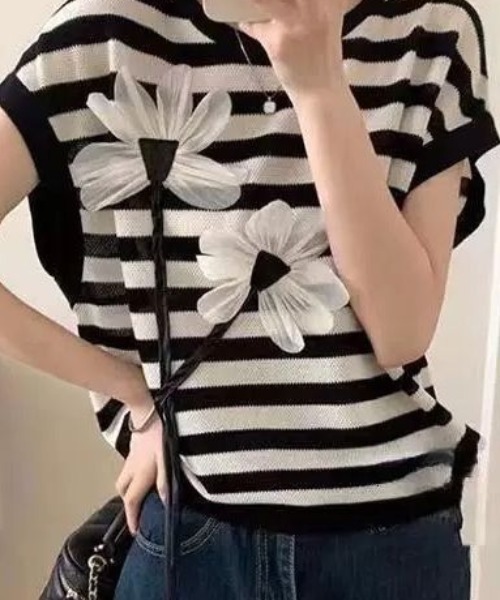 deux amour(ドゥーザムール)の「フラワーモチーフボーダーノースリニットプルオーバー(Tシャツ/カットソー・レディース・ホワイト×ブラック・FREE)」の1枚目の写真