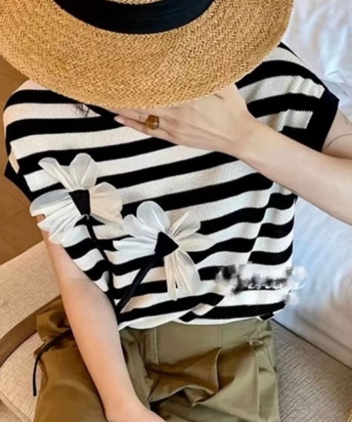 deux amour(ドゥーザムール)の「フラワーモチーフボーダーノースリニットプルオーバー(Tシャツ/カットソー・レディース・ホワイト×ブラック・FREE)」の2枚目の写真