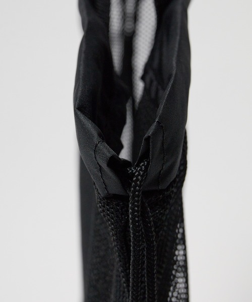 NIKE（ナイキ）の「NIKE/ナイキ MESH DRAWSTRING POOL BAG メッシュバッグ（ショルダーバッグ・メンズ・カーキ/ブラック・FREE）」の6枚目の写真