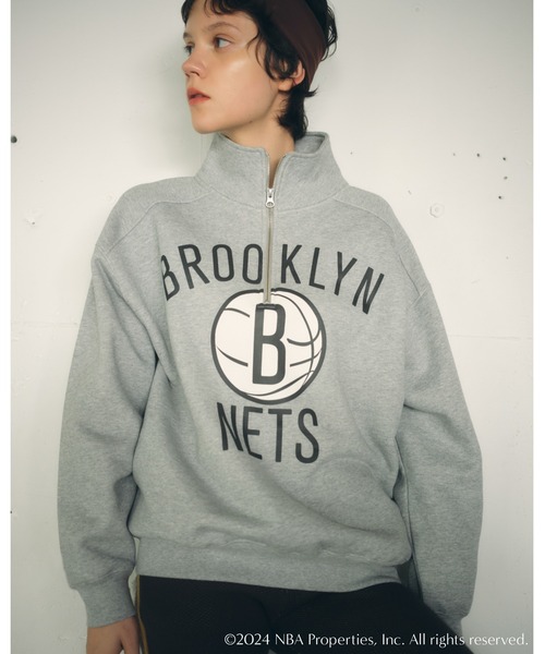 春先取りの emmi（エミ）の「NBAハーフジップスウェット（Tシャツ トップス