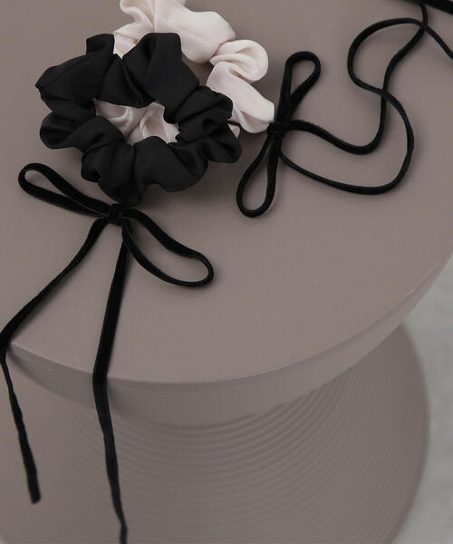 NATURAL BEAUTY BASIC（ナチュラルビューティーベーシック）の「ナローリボンシュシュ（シュシュ・レディース・オフホワイト/ブラック・ﾌﾘ-）」の3枚目の写真