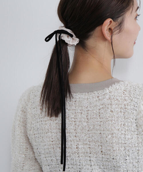 NATURAL BEAUTY BASIC（ナチュラルビューティーベーシック）の「ナローリボンシュシュ（シュシュ・レディース・オフホワイト/ブラック・ﾌﾘ-）」の2枚目の写真