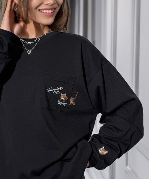 Candlestick(キャンドルスティック)の「ゆったり 萌えネコ 袖 刺繍 ポケット ロンティ(Tシャツ/カットソー・レディース・ホワイト/サックスブルー/ブラック/アッシュグレー/ブラック系2/ホワイト系1/ダークネイビー/ブラック系1・M/L/LL)」の4枚目の写真