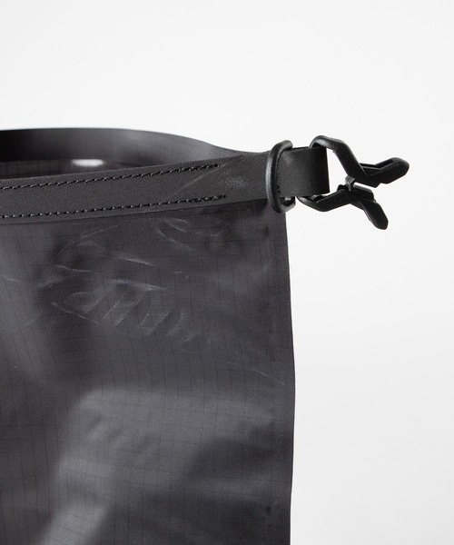 Matador(マタドール)の「MATADOR FlatPak Drybag 8L マタドール フラットパック ドライバッグ 8L(エコバッグ/サブバッグ・メンズ・ブラック・FREE)」の9枚目の写真