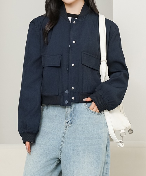Lace Ladies(レースレディース)の「フラップポケット付き ベースボール風 コンパクト ボタン ジャケット(ノーカラージャケット・レディース・ブラック/ネイビー/アイボリー・M)」の2枚目の写真