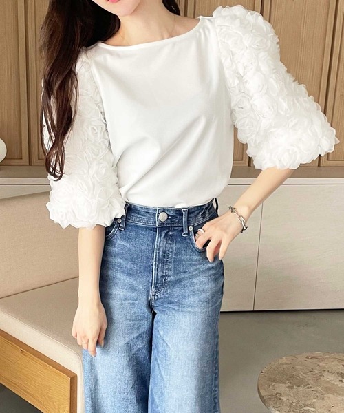 YOUING.(ユイン)の「フラワーモチーフトップス(Tシャツ/カットソー・レディース・オフホワイト/ブラック・MEDIUM/LARGE)」の1枚目の写真