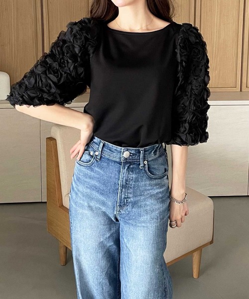 YOUING.(ユイン)の「フラワーモチーフトップス(Tシャツ/カットソー・レディース・オフホワイト/ブラック・MEDIUM/LARGE)」の2枚目の写真