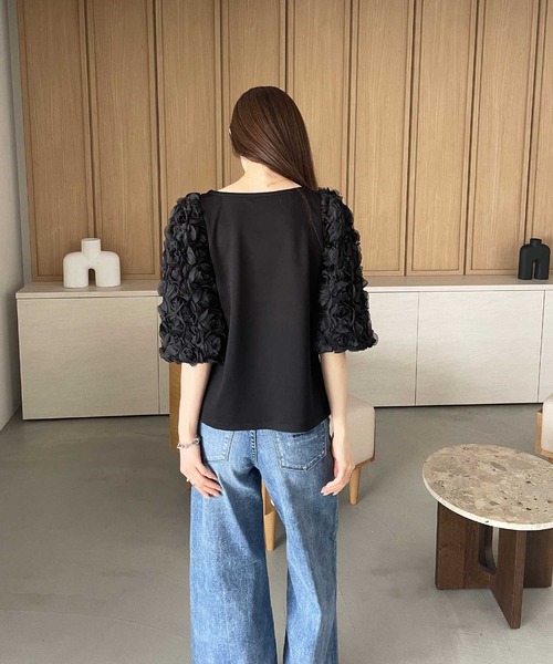 YOUING.(ユイン)の「フラワーモチーフトップス(Tシャツ/カットソー・レディース・オフホワイト/ブラック・MEDIUM/LARGE)」の16枚目の写真