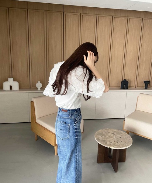 YOUING.(ユイン)の「フラワーモチーフトップス(Tシャツ/カットソー・レディース・オフホワイト/ブラック・MEDIUM/LARGE)」の7枚目の写真
