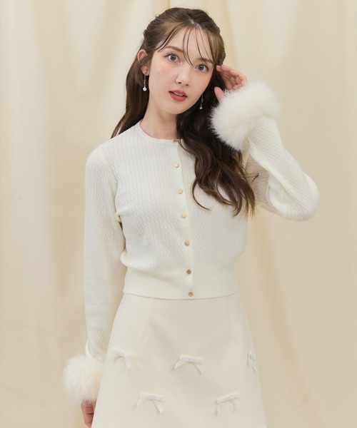 SWINGLE（スウィングル）の「袖ファーミニケーブルカーディガン（カーディガン/ボレロ・レディース・ピンク/オフホワイト/ブラック・FREE）」の2枚目の写真