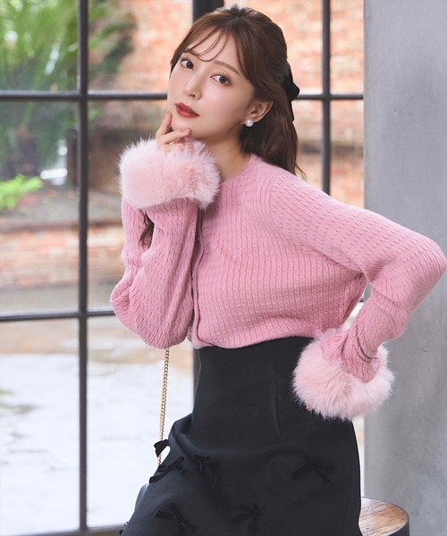 SWINGLE（スウィングル）の「袖ファーミニケーブルカーディガン