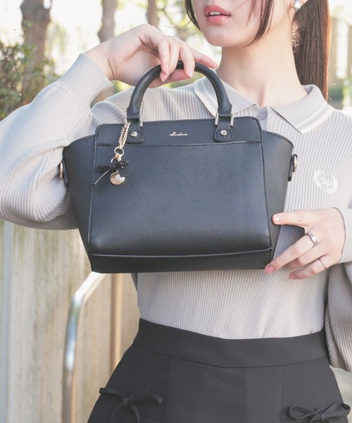 Honeys（ハニーズ）の「チャーム付ハンドバッグ（ハンドバッグ・レディース・ブラック/アイボリー/サックスブルー/ベージュ/レッド系その他/ピンク・FREE）」の8枚目の写真