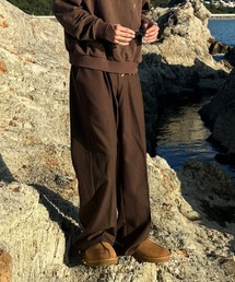 skoool（スクール）の「ワンタックストレートスラックス／バック刺繍デザイン × ポリエステル素材（その他パンツ）」