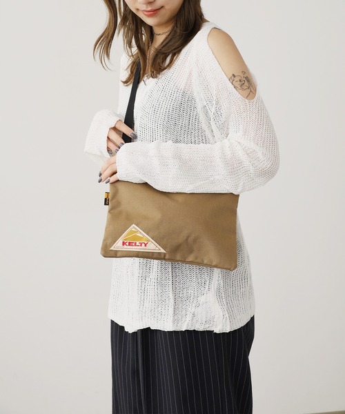 KELTY（ケルティ）の「KELTY/ケルティ VINTAGE FLAT POUCH S フラットポーチS 2026年春夏（ショルダーバッグ・メンズ・タン/セージグリーン/グレー/キャメル/ネイビー/ブラック/モカ・FREE）」の3枚目の写真