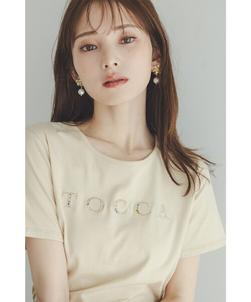TOCCA（トッカ）の「TEXT LOGO TEE Tシャツ（Tシャツ/カットソー・レディース・ベージュ系/アイボリー系・MEDIUM/SMALL）」の2枚目の写真