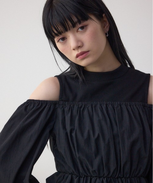 AZUL by moussy(アズールバイマウジー)の「オフショルレイヤードブラウス(Tシャツ/カットソー・レディース・グレー/アイボリー/ブラック・FREE)」の2枚目の写真